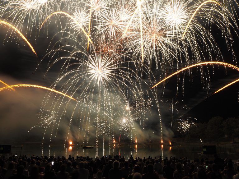 spectacle feu d'artifice-nuit-lac-romagnieu