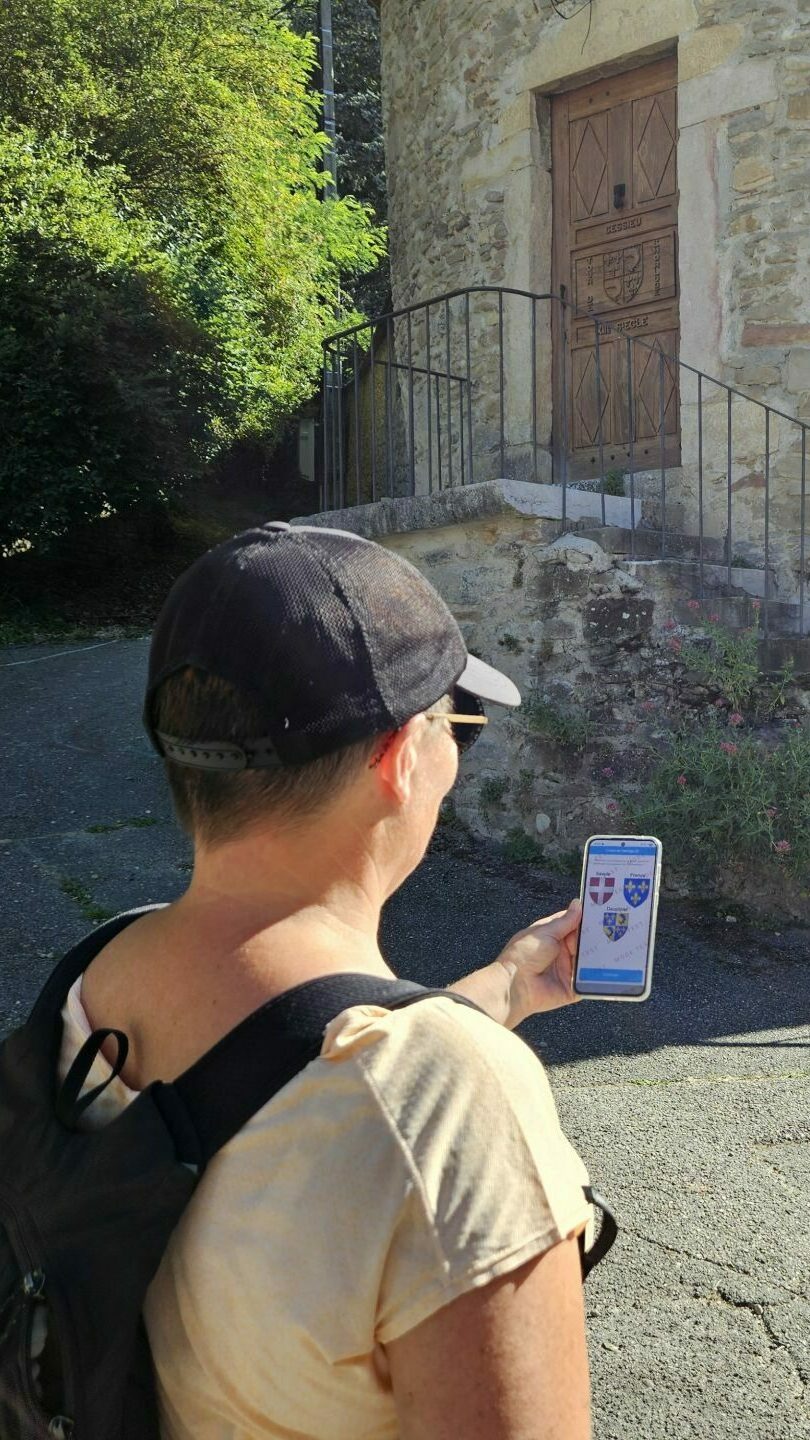 Geogaming de Cessieu devant la Tour de l'Horloge de Cessieu